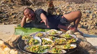 Cooking With My Monkey Friend - Super Delicious Grilled Mussels Recipe - Dwarf Food