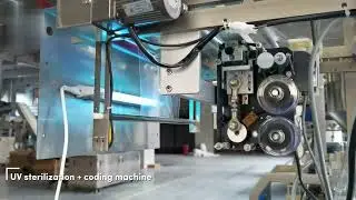Automatic triangular bag liquid packaging machine