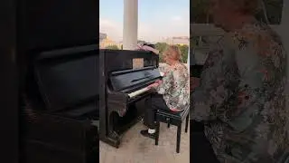 Пенсионерка играет на уличном пианино в Рязани