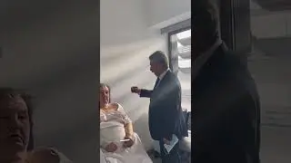 Miguel &Aacute;ngel Revilla canta sin mascarilla a un paciente en un hospital