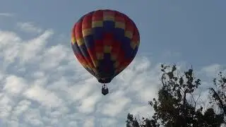 Une montgolfi&egrave;re dans le ciel de New Roads
