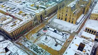 Bella Milano sotto la neve. Milanesi. Vista dal cielo alla citta imbiancata. Duomo. Porta Nuova.