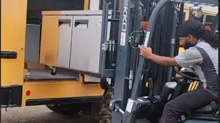 Loading Heavy Kitchen Equipment On My Food Truck 🚒🚒🚒