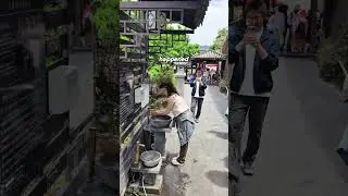 Турист попался на уморительный розыгрыш с водой в Китае