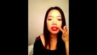 Яркая красная помада для создания объемных губ: MAC Russian Red