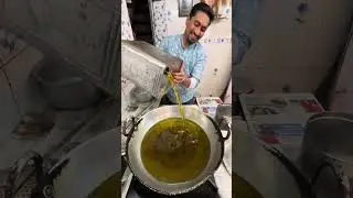35 year&rsquo;s old vada pav shop at mumbai