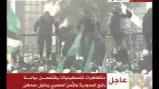 متظاهرات فلسطينيات يقتحمن بوابة معبر رفح  (2)