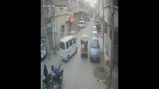 Korangi cctv footage thieve snatch a man bike on gun point in daylight at main road and easily ran