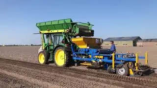 John Deere 6430 Premium Planting Narcissus with Sneekes Planting Machine // Vermaire Breezand