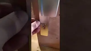 ouvrir une serrure avec un trombone 📎 #serrurier #astuce