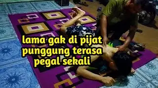 Pijat anak muda bagian punggung/punggung terasa pegal-pegal.