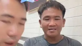 第一次吃汉堡🍔的黄衣哥 #小陈的老挝媳妇儿 #老挝黄衣哥