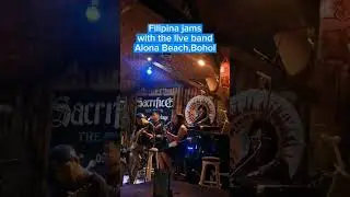 Filipina jams with the live band in Alona Beach Bohol 필리핀인이 알로나 비치 보홀에서 라이브 밴드와 함께 연주합니다.