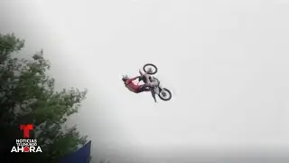 Piloto de motocross salta entre dos camiones sobre una autopista | Noticias Telemundo