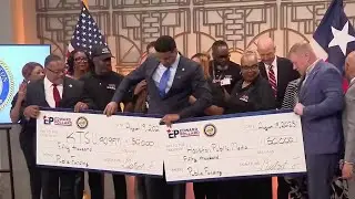 Houston public radio stations receive $100K gift after federal public broadcasting cuts