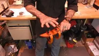 Демонстрация ножен Vehement Knives Scout с изображением обезьяны
