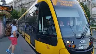 Budapest/Ungarn: Stra&szlig;enbahnlinie 56 h&auml;lt am Gell&eacute;rt-Universit&auml;t-Platz (4)