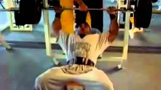 Dennis James mit 4x220kg Schr&auml;gbank 08 08 2005
