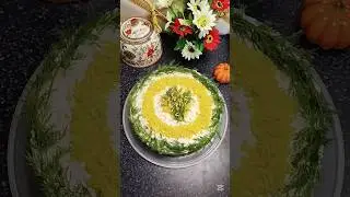 Классический рецепт салата &laquo;Мимоза&raquo; &bull; Салат из курицы, выложенный слоями &bull; Простой салат для вече...