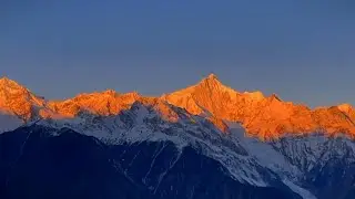 Time-lapse: golden mountains in the warmth of the sun