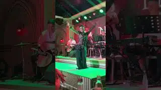 David Abraham junto a Nicolás Kirlis y orquesta