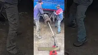 Uso del martello scorrevole: Come i lavoratori rimuovono l'asse del camion in modo efficiente