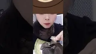 DARK CHOCOLATE 🍫🍫🍫🍫🍫 CHUNKS EATING SOOOOOOO CRUNCHY SO DELICIOUS MUKBANG 🤤😋😋😋😋