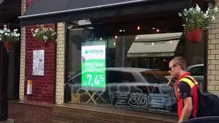 Прозрачный LED-экран на витрине