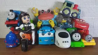 Colección de juguetes coloridos: trenes, autos y lindas amigas.