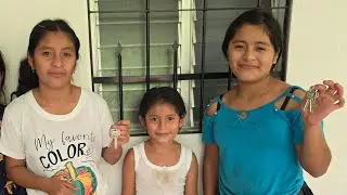Emilia y hermanas estan felices por qe la casa tiene puertas y ventanas.Abuelita ya empezó con su...