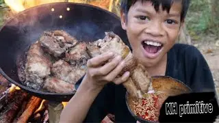 Primitive technology -cooking pork rib and eating delicious