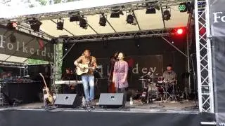 The Singer is Always Late - 