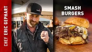 Double Smash Burgers sur la plaque chauffante en acier au carbone Kamado Joe