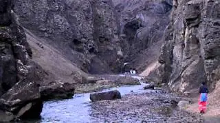 Labba&eth; inn&iacute; drekagil//Walking in the Drekagil