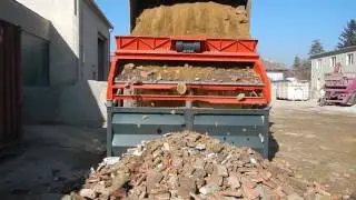 Bauschutt sieben R&uuml;ttelsieb LS28 von Xava / Screening of demolition waste with Xava LS28