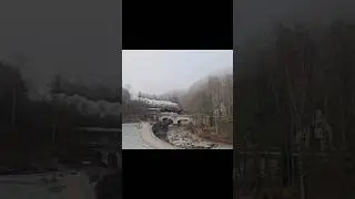 52 8141-5 schl&auml;ngelt sich durch die enge Hakenkr&uuml;mme in Aue