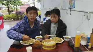 带女友骑自行车去内蒙古，路途遭遇大暴雨，到了县城下馆子点个吵饭吃