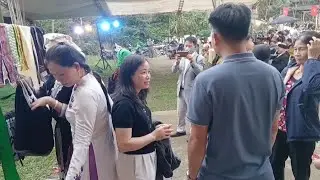 CEO Ha bought a bracelet as a gift for Nhan when going to the festival.