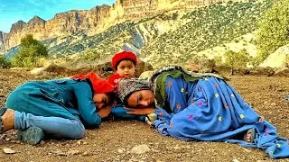 The efforts and solidarity of two little nomadic sisters in the hands of their mother🙏😱😱😱😱