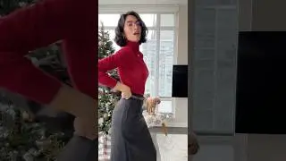 Happy December 1st! 🎄🧣#winteroutfitideas #christmasoutfitideas #festiveoutfits #turtlenecksweater