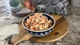Вкусный салат из сельдерея, моркови и яблок с различными добавками.