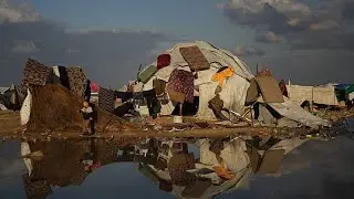 Gli sfollati di Gaza affrontano piogge intense e freddo in tende precarie