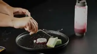 Plate-it like a pro - Dragon fruit splash