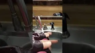 how Ariana Grande washes her hands 😭