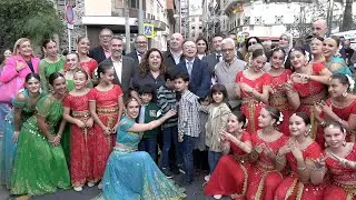 Las calles de Ceuta se iluminan por el Diwali