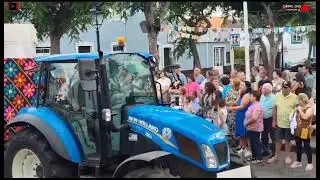 Desfile dos carros alegóricos com o tema 