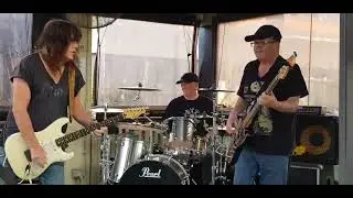 Kev Lucas Band Australia(Kev soloing Crossroads Cover) Lockies 10 August 25
