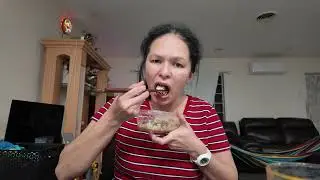 vlog 37 phuong ăn cơm b&ograve; l&uacute;c lắc v&agrave; dưa cải. Eat beef with pickle vegetables. Subscribe, đăng k&yacute;.