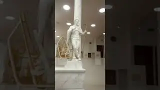 Statue Escape from Museum Statue don't want to stand anymore, hate his job