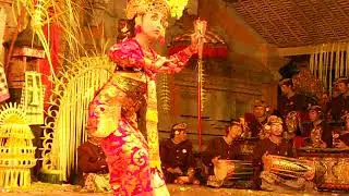 Danse rituelle classique &agrave; Ubud - s&eacute;quence film&eacute;e par l'ethnomusicologue G&eacute;rald C&ocirc;t&eacute;